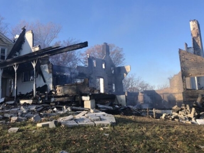 صاحبخانه آمریکایی در جدال با مارها، خانه‌اش را به آتش کشید