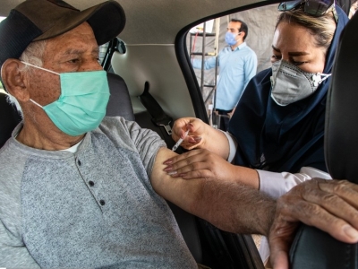 راه‌اندازی پایگاه خودرویی واکسیناسیون کرونا در قم
