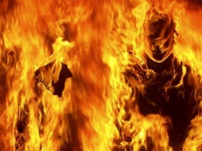زن جوان خود و فرزندش را مقابل امامزاده به آتش کشید+تصویر