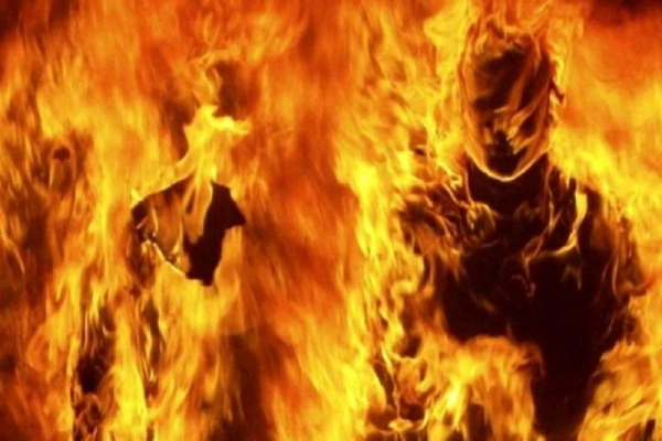 زن جوان خود و فرزندش را مقابل امامزاده به آتش کشید+تصویر