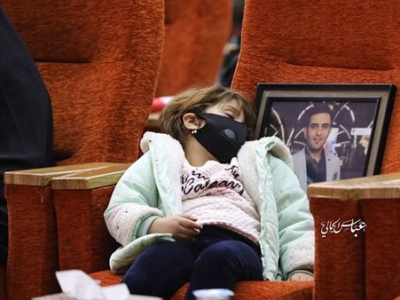 دختر سرتیم حفاظت ابومهدی المهندس در مراسم اولین سالگرد عروج پدر+عکس