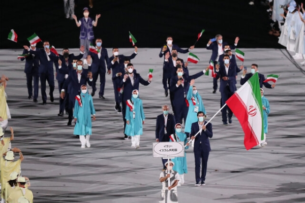رژه کاروان ایران در افتتاحیه المپیک توکیو با لباس رسمی و ماسک متفاوت + تصاویر