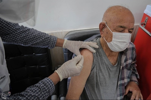 معاون علوم پزشکی: تزریق واکسن ایرانی کرونا در قم آغاز شد