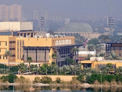 خروج کارکنان سفارت آمریکا در بغداد با بالگرد+فیلم
