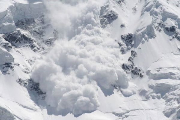 مفقود شدن یک کوهنورد در اثر ریزش بهمن از کوه کرکس 