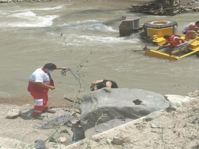 مفقود شدن راننده لودر پس از سقوط در رودخانه چالوس+تصاویر