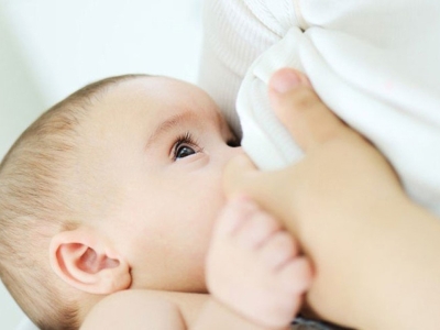 مادران مبتلا به کرونا، شیردهی به نوزاد را قطع نکنند