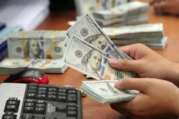 کاهش ۴۰۰ تومانی قیمت دلار در صرافی‌های بانکی 