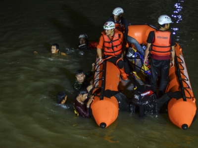 غرق شدن ۱۱ دانش آموز اندونزیایی در حین پاکسازی رودخانه