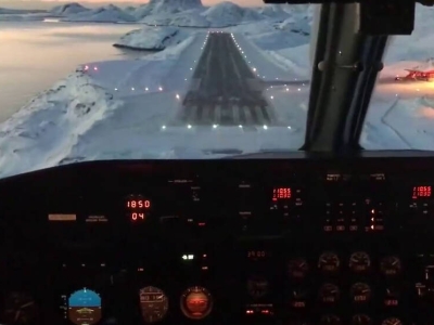 لحظه فرود هواپیما روی باند فرودگاه‌ منطقه یخ‌زده گرینلند