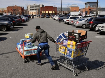 هجوم آمریکایی ها به فروشگاه‌های مواد غذایی در پی اعلام وضعیت اضطراری