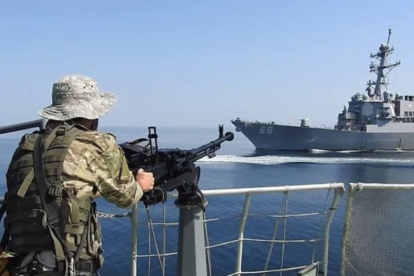 ناوگان انگلیس و آمریکا مدعی تقابل با قایق‌های نظامی ایران شدند