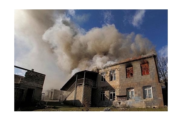 ساکنان بخش‌های واگذار شده قره‌باغ پیش از تخلیه منازل خود را می‌سوزانند