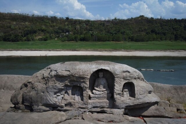 کشف مجسمه‌های بودا بر اثر خشکسالی