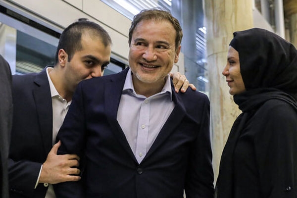 (تصاویر) بازگشت پزشک ایرانی زندانی در آمریکا به کشور