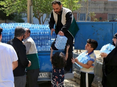 توزیع محموله آب آشامیدنی اهدایی آستان قدس رضوی در همدان
