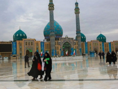 پرچم گنبد فیروزه ای مسجد مقدس جمکران تعویض شد