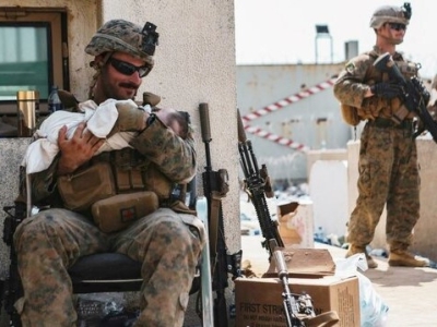 ماجرای نوزاد افغانستانی که به سربازان آمریکایی سپرده شد+تصاویر