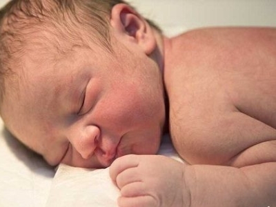نوزاد تازه متولد شده سوری از زیر آوار زنده بیرون آورده شد 