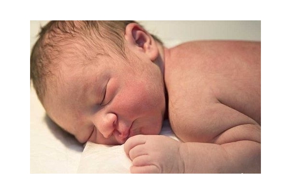 نوزاد تازه متولد شده سوری از زیر آوار زنده بیرون آورده شد 