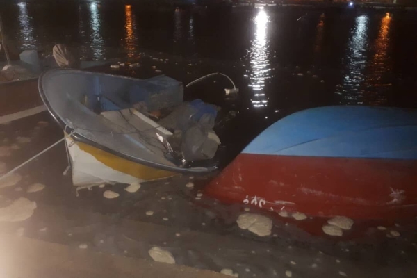 تندباد در بندر گناوه به ۱۸ فروند لنج و قایق صیادی آسیب زد