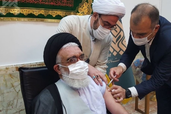 تزریق واکسن ایرانی به تولیت حرم حضرت معصومه(س)