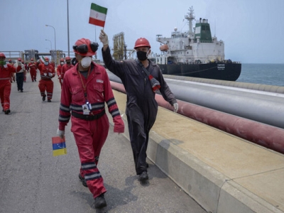 کاپیتان و خدمه نفتکش اعزامی به ونزوئلا تجلیل شدند+ تصویر