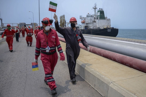 کاپیتان و خدمه نفتکش اعزامی به ونزوئلا تجلیل شدند+ تصویر