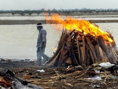 رها کردن اجساد قربانیان کرونا در رودخانه گنگِ هند