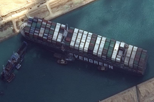 کشتی گیرافتاده در کانال سوئز شروع به حرکت کرد+عکس