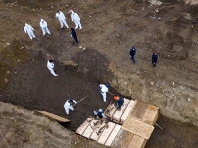 (تصاویر) دفن قربانیان کرونا در گورهای دسته جمعی در نیویورک