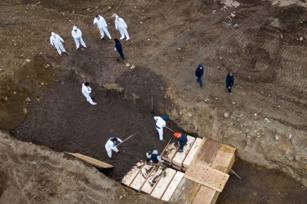 خاکسپاری غیر نظامیان کشته شده در بمباران شهر چرنیهف اوکراین+فیلم
