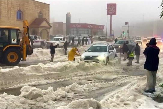 بارش شدید تگرگ در غرب عربستان جاده‌ها را مسدود کرد