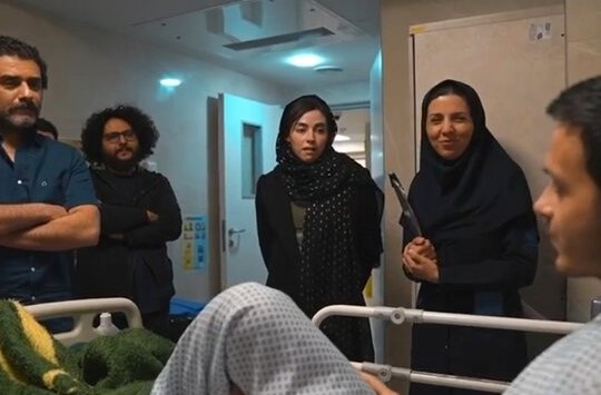 عیادت فردوسی‌پور و برخی هنرمندان از مجروحان جنگ+ عکس