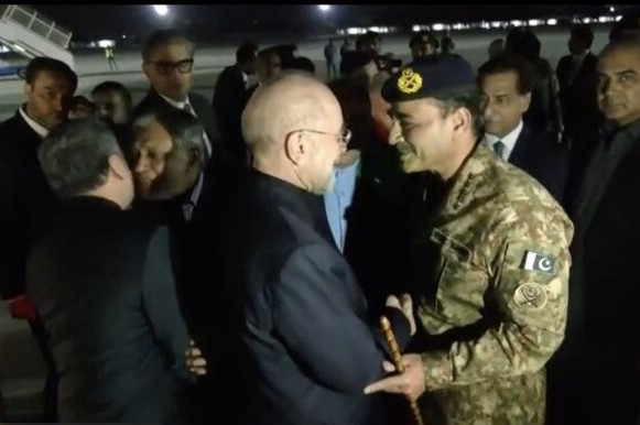چرا ژنرال عاصم منیر با لباس نظامی از هیات ایرانی استقبال کرد؟