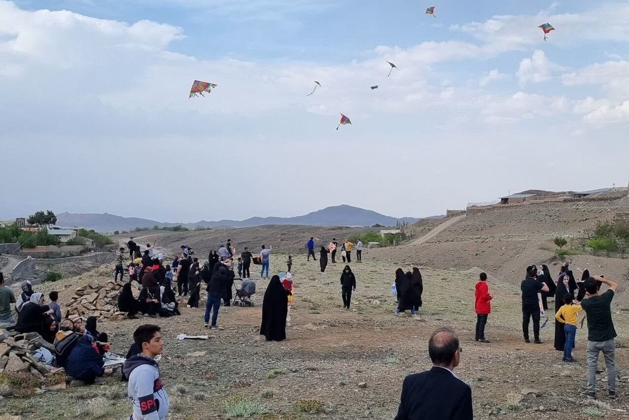 برگزاری هفتمین جشنواره بادبادک‌ها در روستای خاوه قم+تصاویر