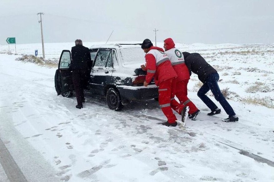 نجات جان 120 نفر از گرفتارشدگان در برف و کولاک خلخال