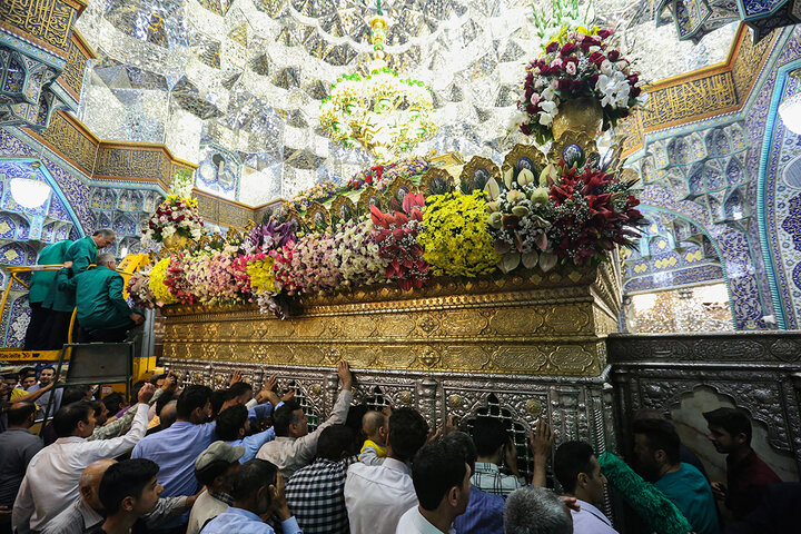 قم در روز میلاد بانوی کرامت غرق در نور و شادمانی شد