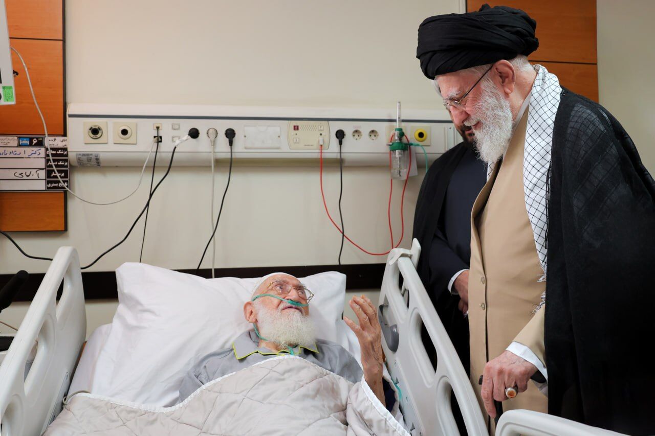 رهبر انقلاب از حضرت آیت‌الله نوری همدانی عیادت کردند