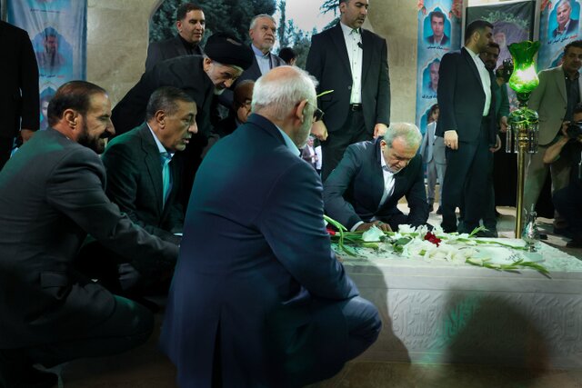  ادای احترام پزشکیان به مقام والای شهیدان استان کرمانشاه