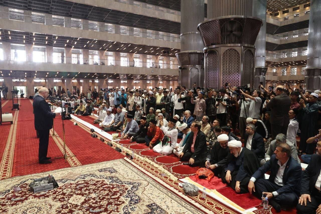قالیباف در نمازجمعه جاکارتا: باید صدای مظلومیت مردم غزه باشیم