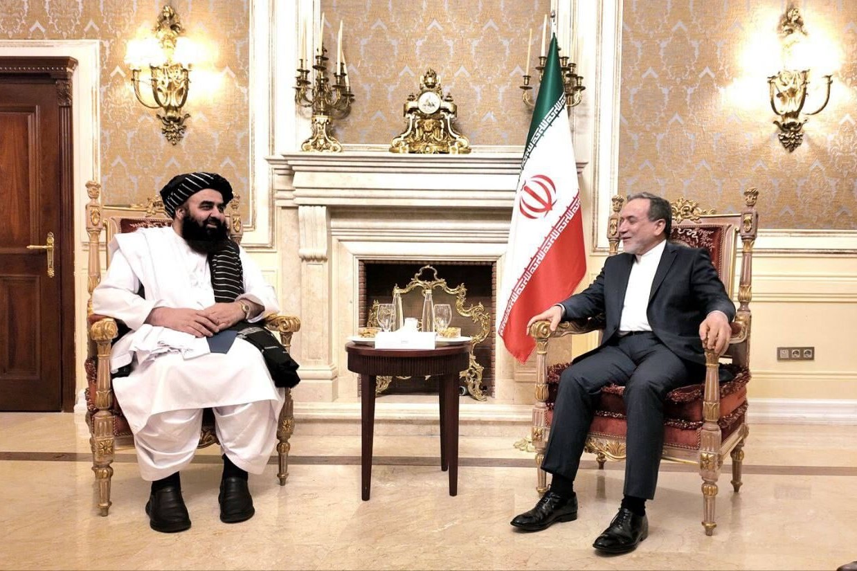 سرپرست وزارت خارجه افغانستان با عراقچی دیدار کرد