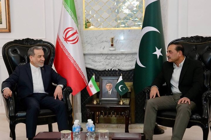 دیدار و گفت وگوی فرمانده ارتش پاکستان با عراقچی در تهران