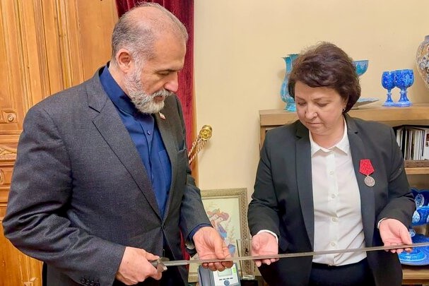 اهدای شمشیر به سفیر ایران برای پاسداشت مقاومت ملت ایران+عکس