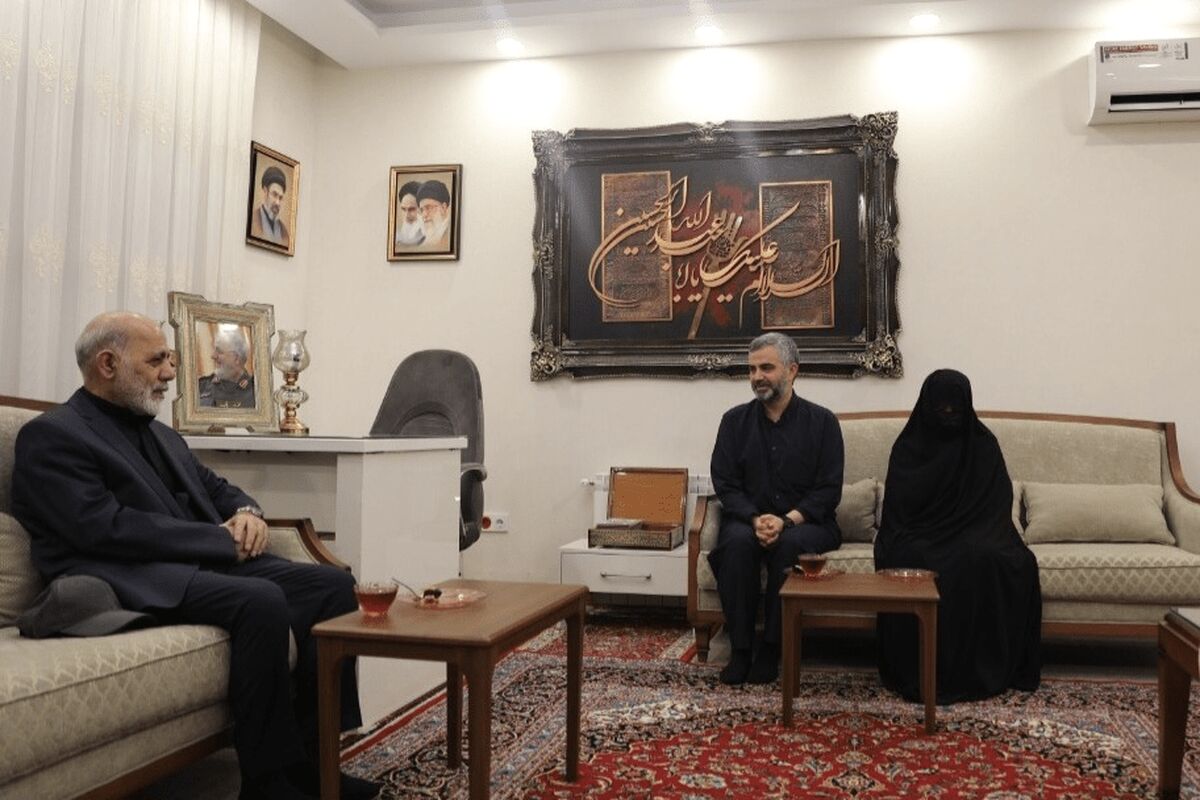 دیدار فرمانده قرارگاه مرکزی خاتم‌الانبیا(ص) با خانواده شهید پاکپور