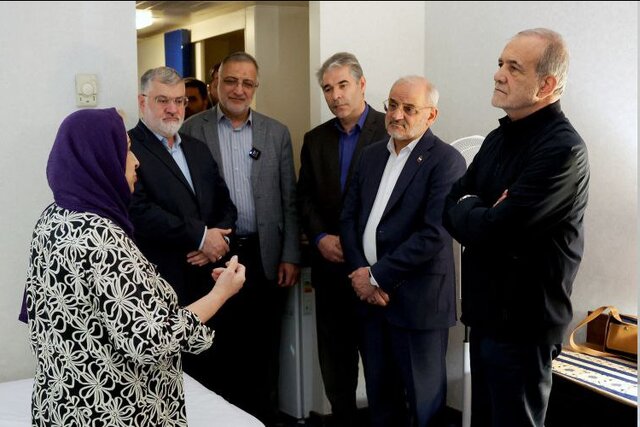  دیدار پزشکیان با برخی از خانواده‌های آسیب‌دیده از جنگ ۱۲ روزه