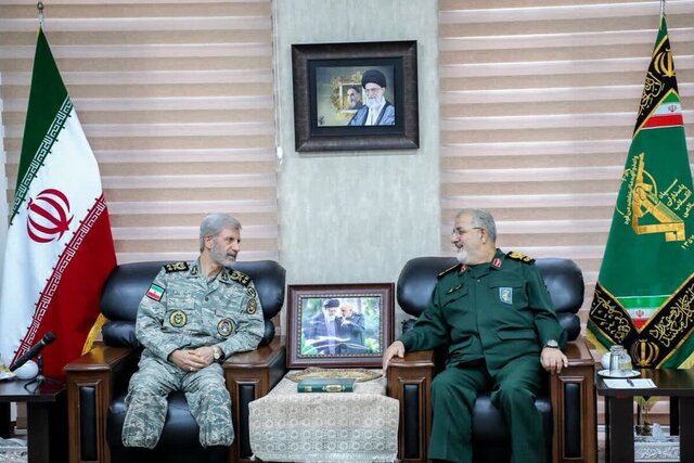 دیدار و گفتگوی فرماندهان کل ارتش و سپاه 