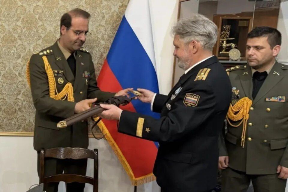 اهدای شمشیر به وابسته نظامی ایران به پاس مقاومت در برابر تجاوز آمریکا و اسرائیل