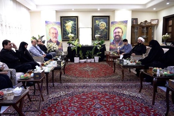 حضور مشاور و دستیار مقام معظم رهبری در منزل شهید لاریجانی