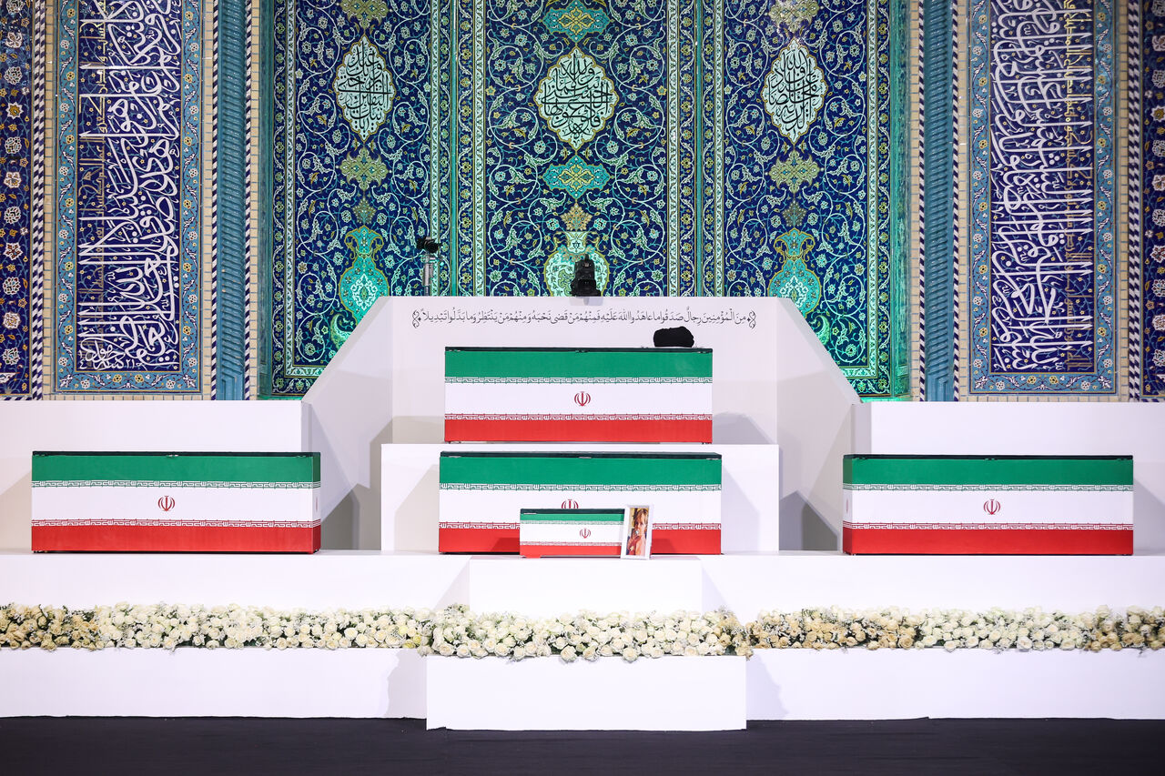 ادای احترام هیات‌های بین‌المللی به پیکر رهبر شهید انقلاب ایران
